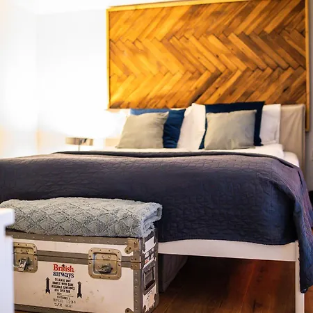 Aviator Loft - Downtown Opera Apartment *