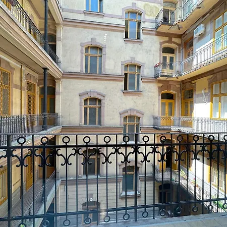 Apartament Lovely 3-bedroom In Downtown With Modern Design And Ac