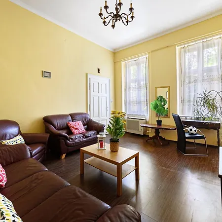 Soho Street Private 6 Persons Apartment