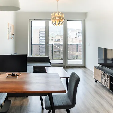 Waterfront Buda Hills Views&free Parking Apartment Budapest