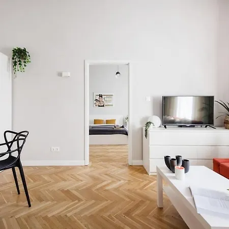 Dream In Budapest-steps To Budaeye &fashionst * Budapest
