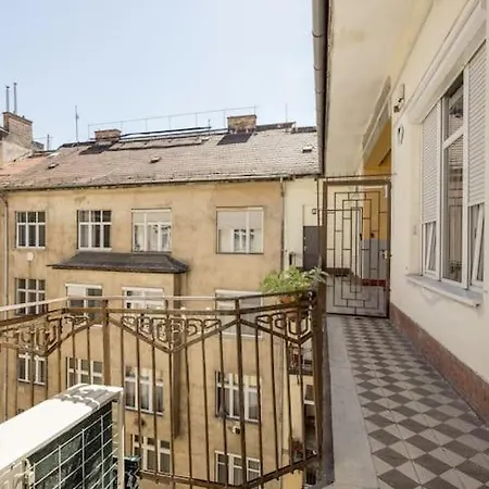 Dream In Budapest-steps To Budaeye &fashionst * Budapest
