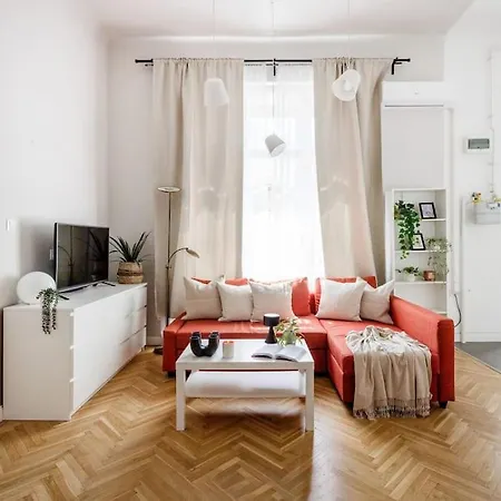 Dream In Budapest-steps To Budaeye &fashionst * Budapest