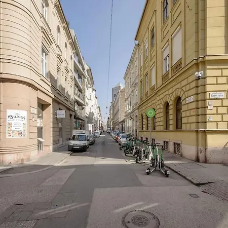 Relaxing Spacious Balcony Super Near Opera Apartment Budapest