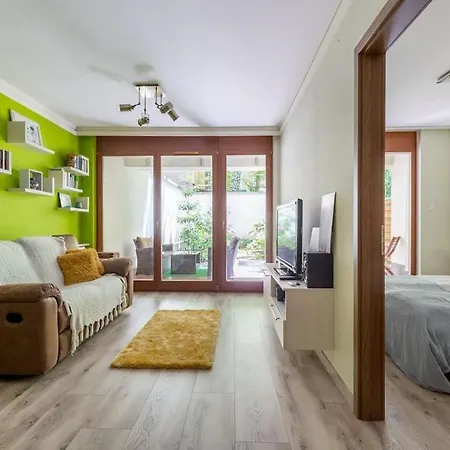 Charming With Quiet Garden In Downtown Appartement *