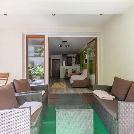 Charming With Quiet Garden In Downtown Boedapest