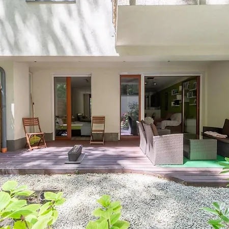 Charming With Quiet Garden In Downtown *