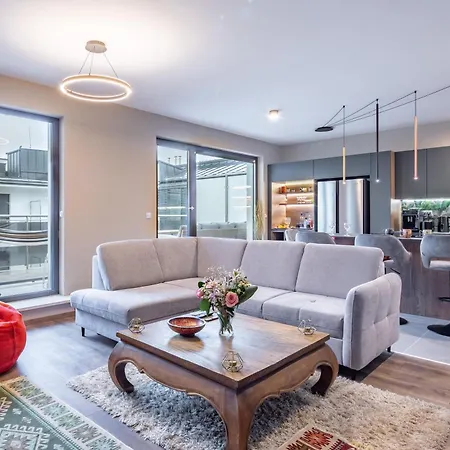 Luxury Penthouse W Garage - Centre *