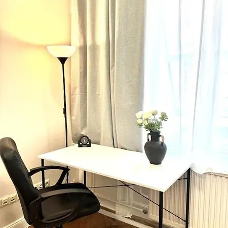 L3 Centre Stylish Flat Ac Apartment