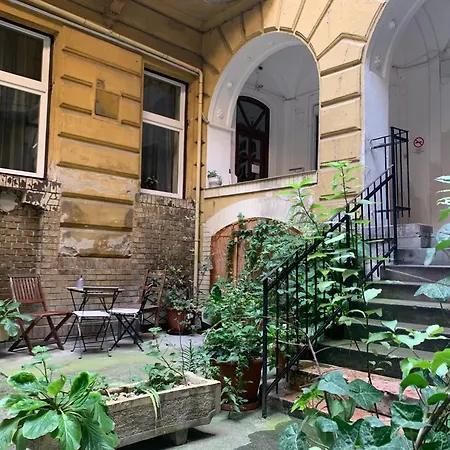Small Cosy Near The Famous Westend Center