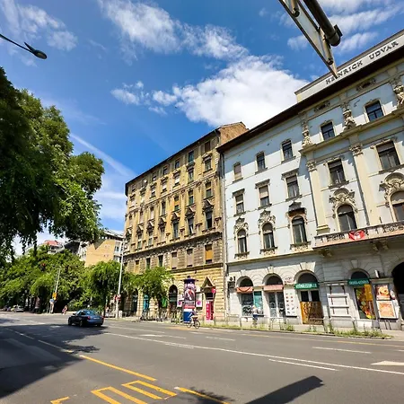 Vintage 2 Bedroom Apartment, Kai *