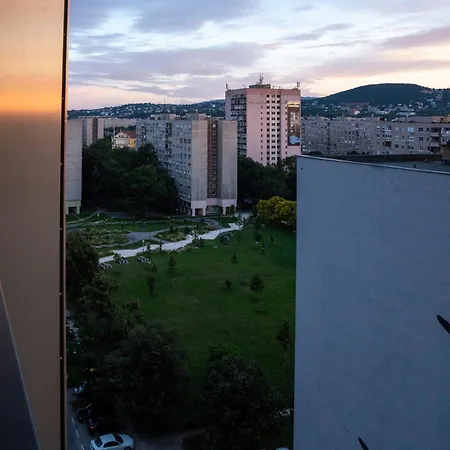 Waterfront Buda Hills Views&free Parking Apartment