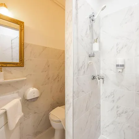 Exclusive Private In The Center Of Bp W 4bedrms, 4 Bathrms Apartment *