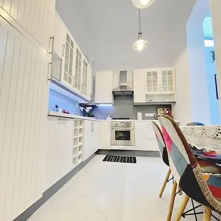 Central Bliss Bright City Haven Apartment