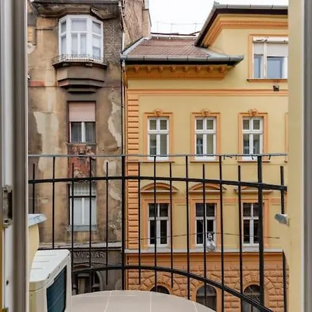 Sunny Bright, Centrally Located, Ac Balcony By Nw
