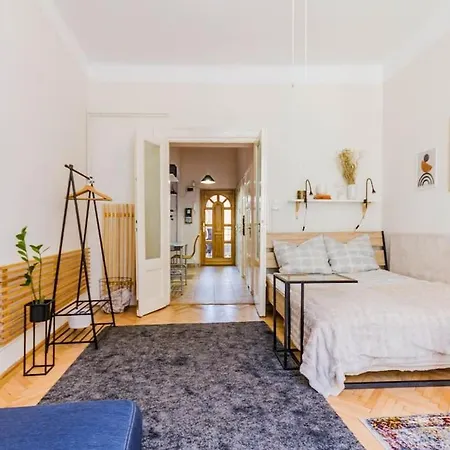 Sunny Bright, Centrally Located, Ac Balcony By Nw