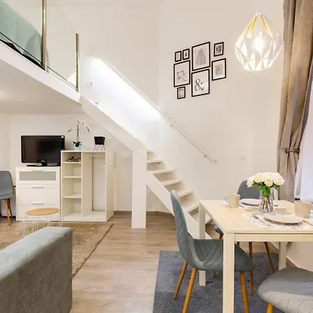 New! Central Location Flat By The Synagogue *
