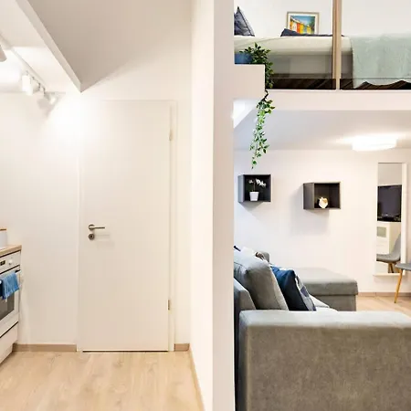 New! Central Location Flat By The Synagogue