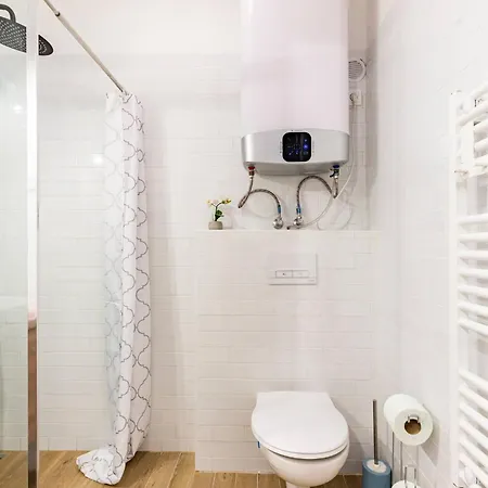 New! Central Location Flat By The Synagogue