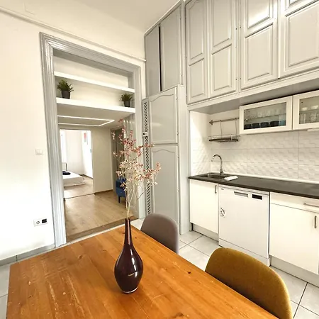 Apartment On In The Center 3 Br