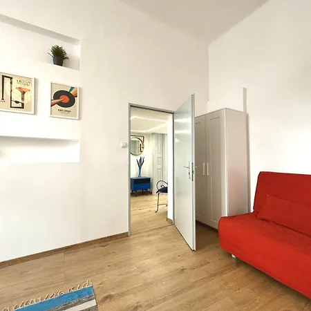 Apartment On In The Center 3 Br *