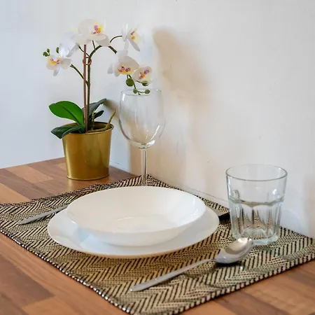 - Bright - Calm For Solo Travellers Apartment