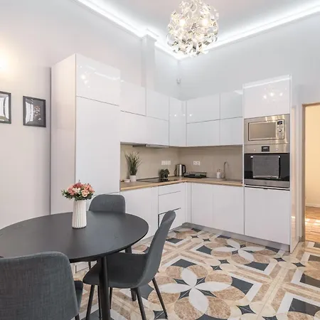 Apartment Exclusive N' Charming With Sauna In The Heart Of Budapest