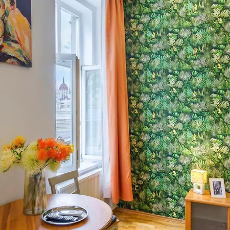 Lovely Designer With Stunning Parliament View *