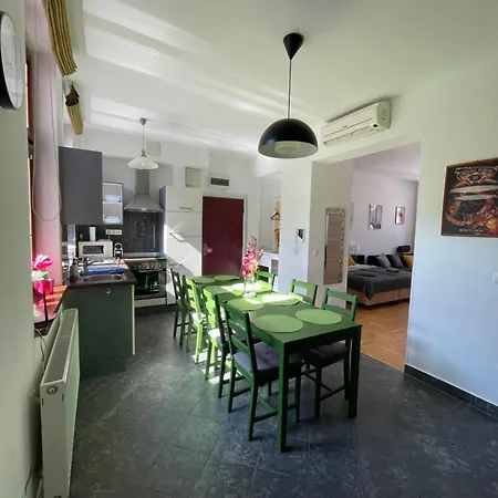 Dobhouse16 #downtown #nightlife #partyzone Apartment Budapest