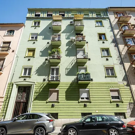 Admiral Blue With Balcony Apartment *
