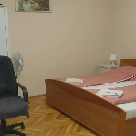 Garibaldi Apartman Apartman *