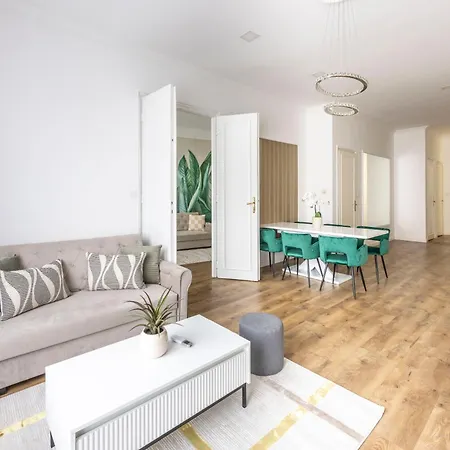 Luxy Spacious & Cozy With Balcony Apartman