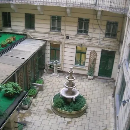 A Selva Urbana Apartment