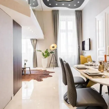 Luxurious 3-bedroom In The Center Apartment *