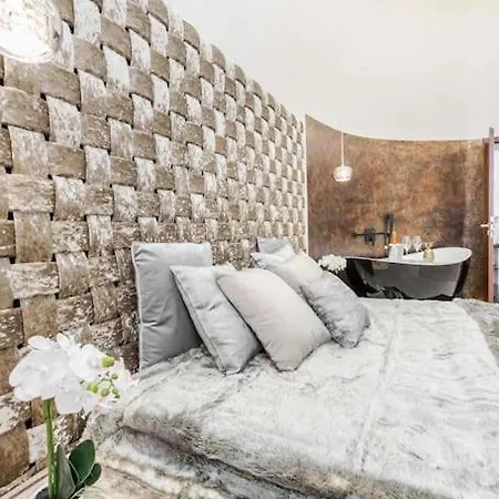 Luxurious 3-bedroom In The Center Apartment *