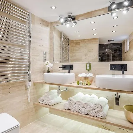 Apartment Luxurious 3-bedroom In The Center *