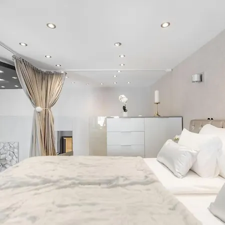 Luxurious 3-bedroom In The Center Apartment *