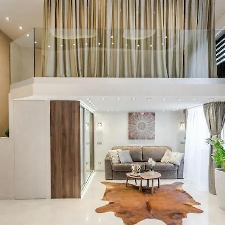 Apartment Luxurious 3-bedroom In The Center