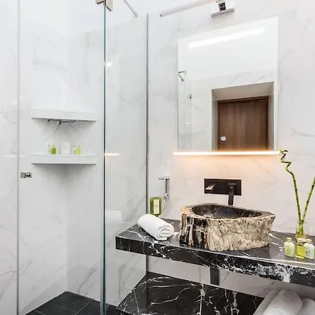 Luxurious 3-bedroom In The Center