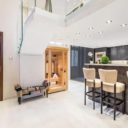 Luxurious 3-bedroom In The Center Apartment *
