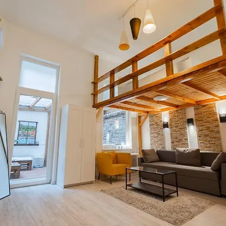 Cool In The Center With Patio, Szovetseg Street Apartman Budapest