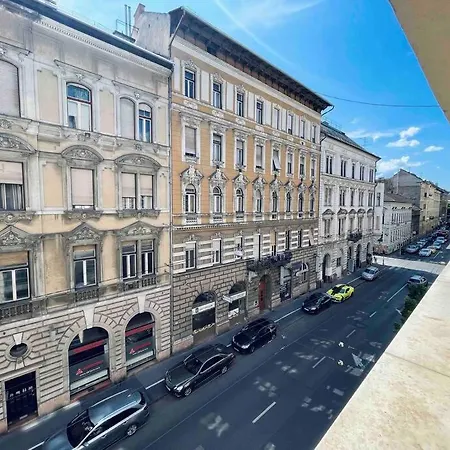 Comfort -2bedroom,central,balcony,elevator,ac Apartment Budapest