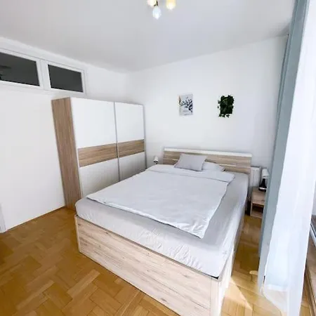 Comfort -2bedroom,central,balcony,elevator,ac Apartment *