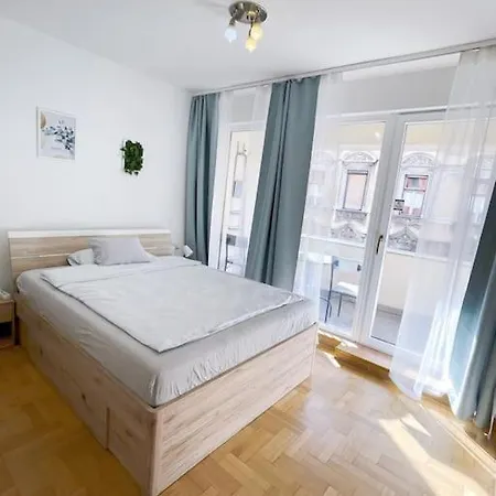 Comfort -2bedroom,central,balcony,elevator,ac Apartment