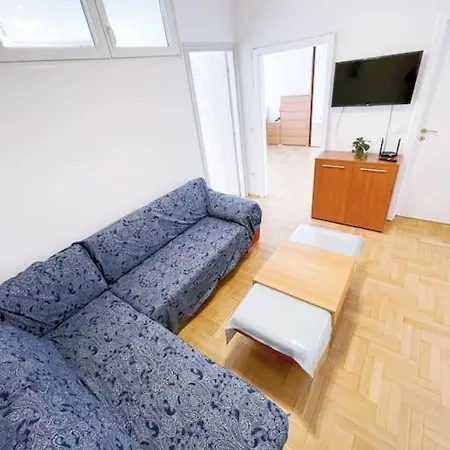 Comfort -2bedroom,central,balcony,elevator,ac Apartment