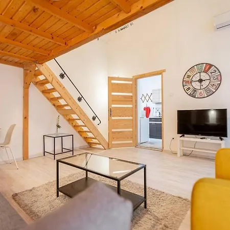 Cool In The Center With Patio, Szovetseg Street Apartment *