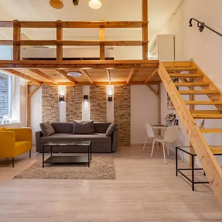 Cool In The Center With Patio, Szovetseg Street * Budapest