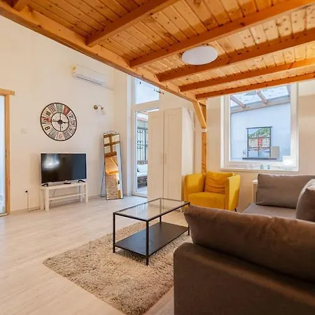 Cool In The Center With Patio, Szovetseg Street *
