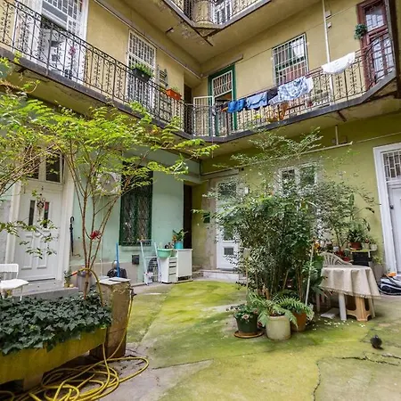 Cool In The Center With Patio, Szovetseg Street * Budapest