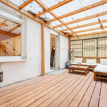 Cool In The Center With Patio, Szovetseg Street Apartment